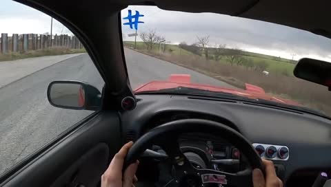ladenie auta v garáži 