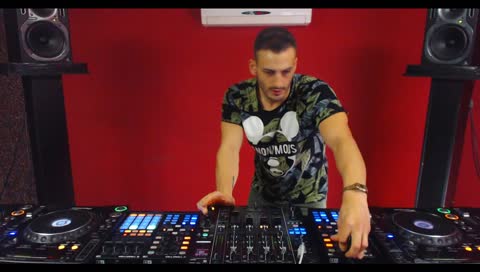 33º Fahrenheit in the Club. Fresh Music. 24 hours live radio. Every day live sessions.
Chill Out; Deep House; Afro House; Deep Tech....