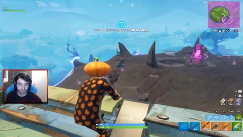 Le asesinan los zombies.