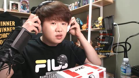 아직 저녁 못먹어서 치킨을 먹도록 하겠습니닷 :D 먹고 배그연습할꼬에욤