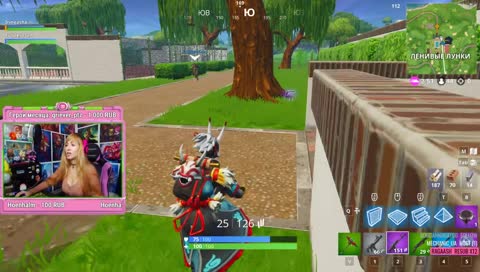 Женщина учится играть в Fortnite :D
