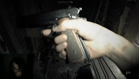 Jugando a la cosa esta y pegandome susticos