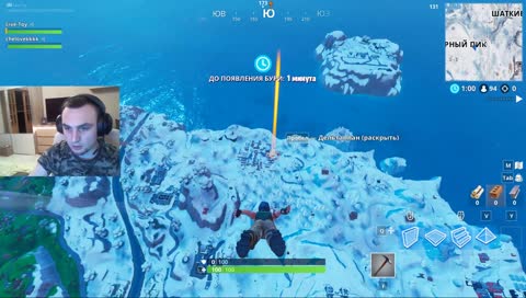 Будущий киберспортсмен учится играть в Фортнайт