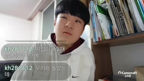 우탑이는 밤새서 시험공부중...예비고3...