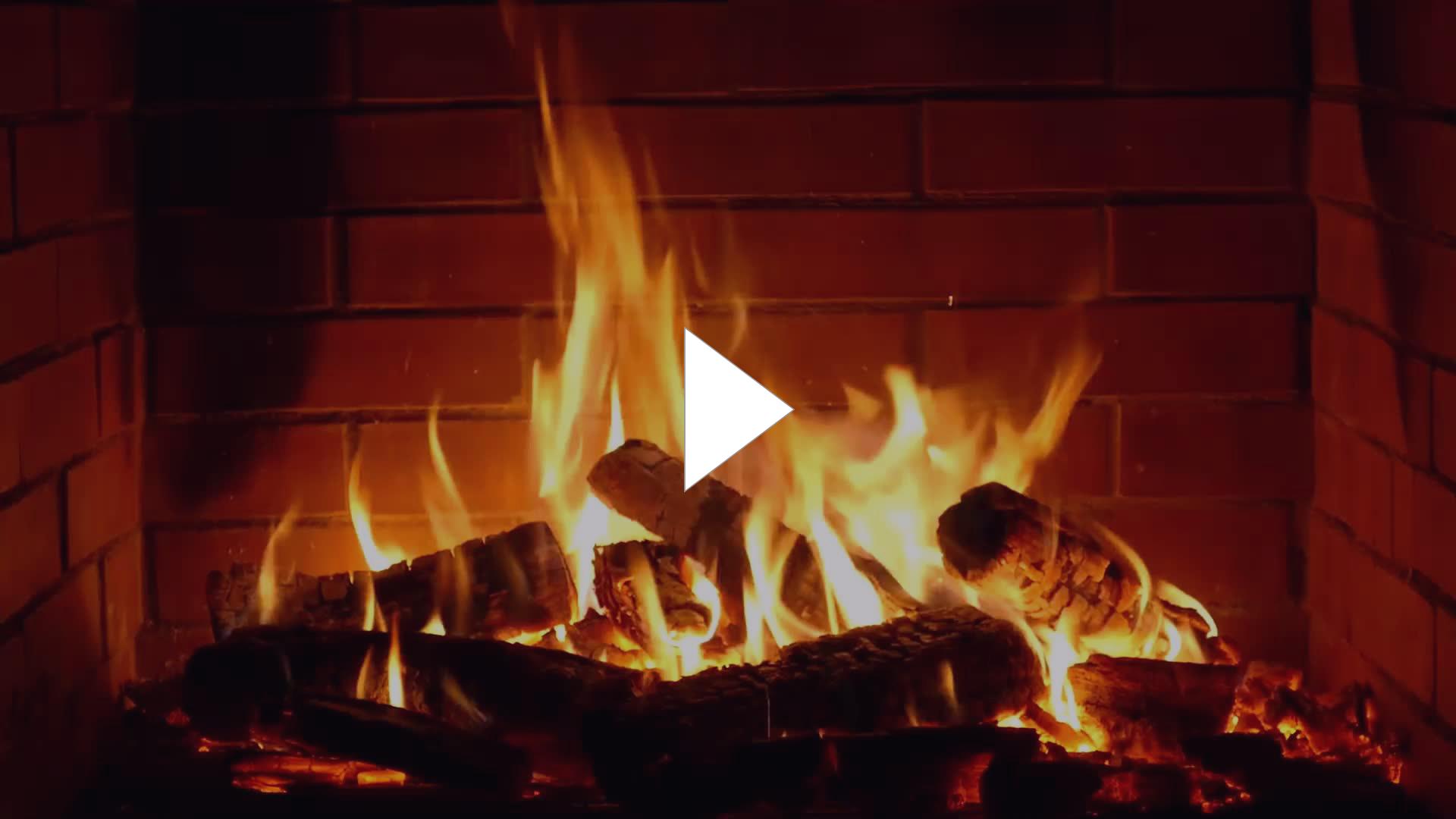 искусственный камин в гостиной.