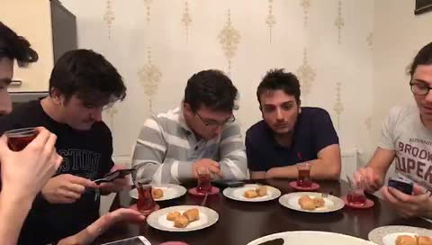 çay içiyoruz