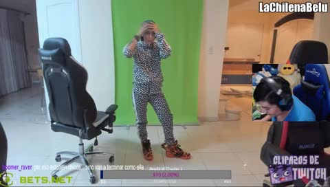 tiene más tetas!!!  XDDD