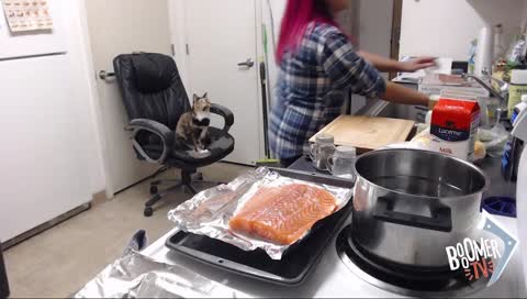 [EN] Cooking Salmon before PUBG slaying.