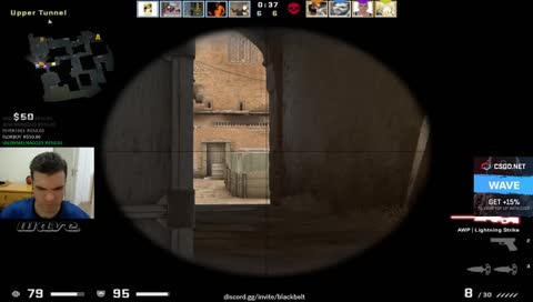 jogando fone na mesa
