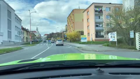 pov: jedeš kolem fanoušků