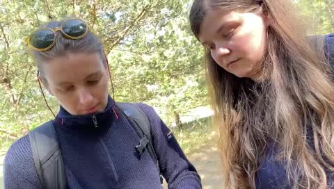 Sie durfte Steffi schlagen und Steffi schlägt sich auch selbst und es gefällt beiden.