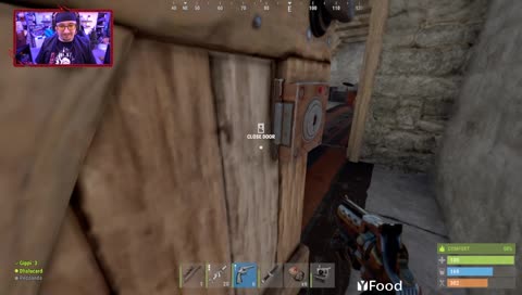 Sherlocard steckt in der Tür vom Rächer