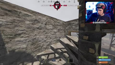 Lost schaut auf die PVP-Arena.