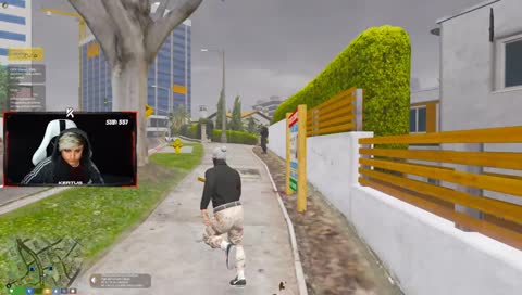 Guardate come si muove il tizio a terra