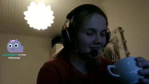 Frida hælder æg ud over sit tastatur