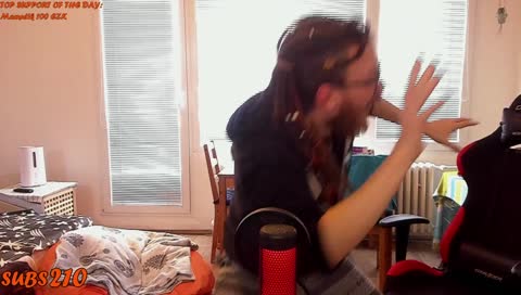 Autistické dítě si hraje se svým imaginárním kamarádem 