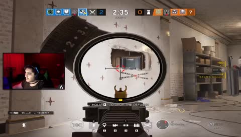 مؤمل يضحك على نفسه