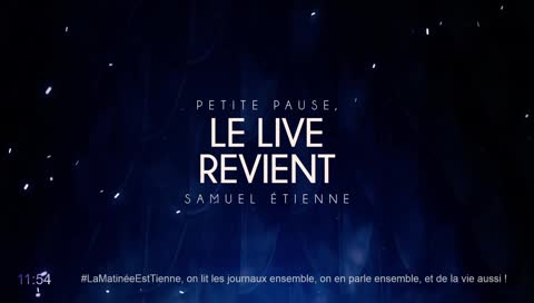 Une jeune femme qui fait de la broderie au bord de la rivière