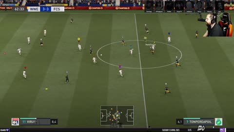 c'est quoi ces deux joueurs avec des maillots différents ??!!!!!