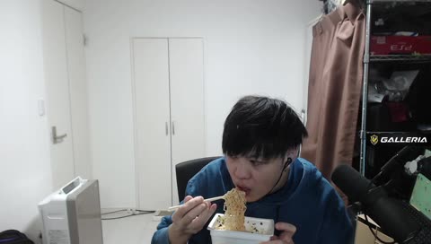 唯一変わらない吸引力で吸われる「カップ焼きそば」