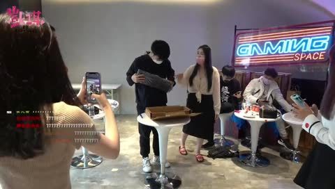 老闆我愛你 親一個