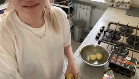 нормально подмигнула