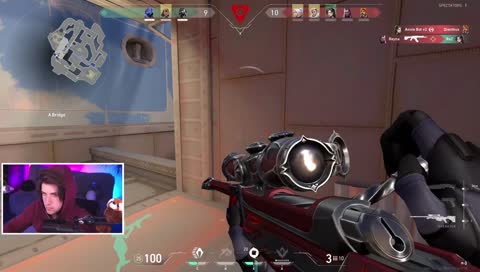 Da hat er wohl eben seine kaputte Hand vergessen