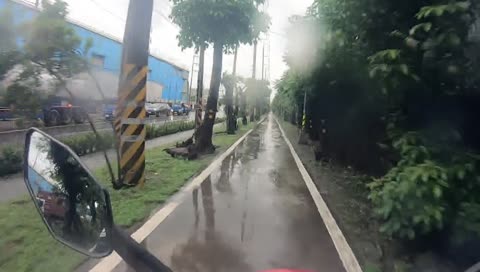 勞工淋雨上班 辛酸畫面流出