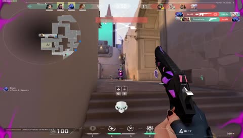 A játék a kést vette elő