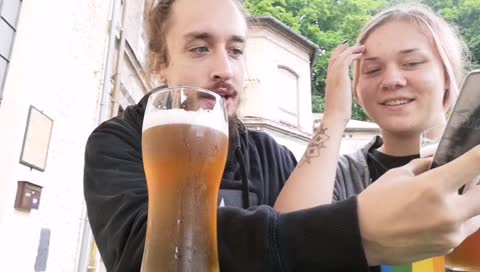 Barča exuje pivo za 8,5 vteřiny