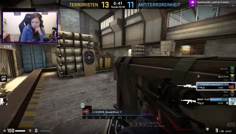 Mädchen, hau den Kopf auf den Tisch.