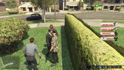 Salva provoque, mais se fait lyncher salement.