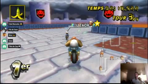 regardez le se rapprochรฉ du micro