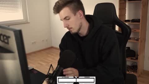 Wenn man wärend dem Stream nen Podcast hört damit man nicht reden muss Kappa