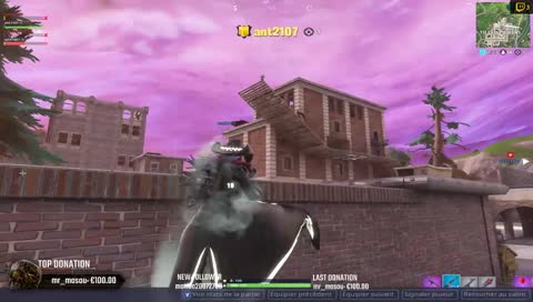 Un enfant heureux sur une tourelle.