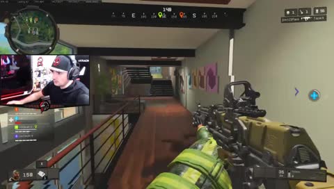 a misão de ficar escondido no banheiro falhou