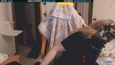 "quando esci dai cessi pubblici e ti si attacca la carta igienica sotto il piede"