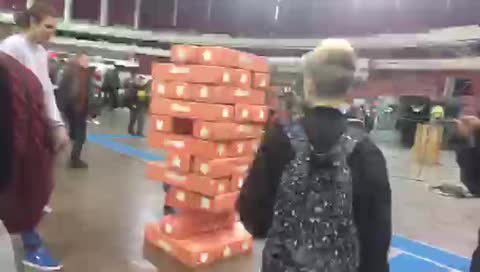 сломал башню