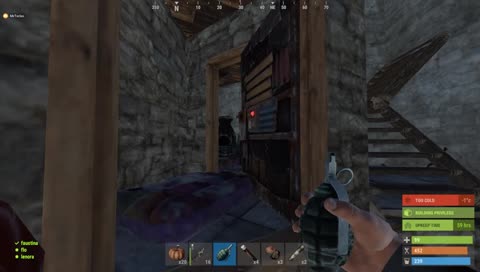 Teclas con una granada en la mano