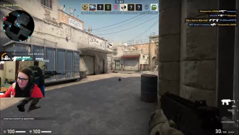 Někdo střílí hráče a někdo slepice :D :D 