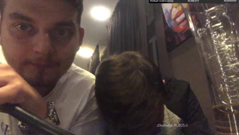 Что там интересного под столиком?