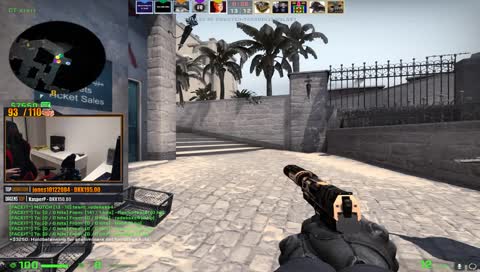 Han sneakede ud i kanten af smoken