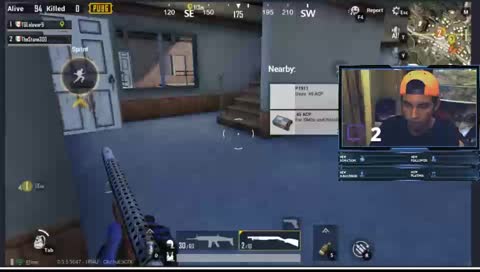 Dandole en el culo a las personas con su escopeta :v