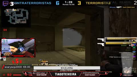 Tiago abre a boca e pisca o olho