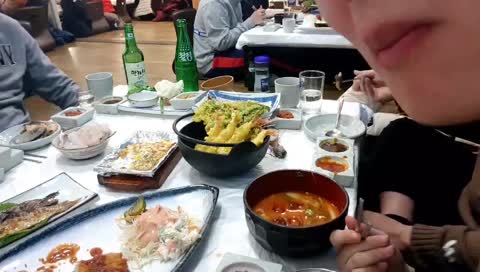 자신의 br 갯수를 손으로 표현하는 모습