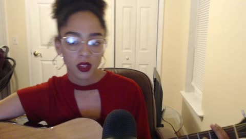 Loungesinger singing She Used To Be Mine