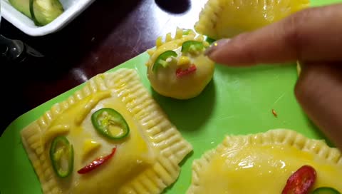 IS ME!!! I'm yummy :) [empanadas cooking]