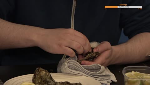 Мэддисон пробует устрицы