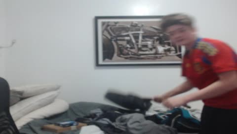 Clasifica a NY y rompe una guitarra