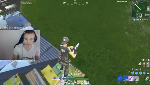 Lehce plešatý kluk se naštval při hraní videohry